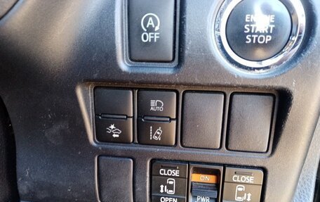 Toyota Noah III, 2016 год, 2 050 000 рублей, 16 фотография