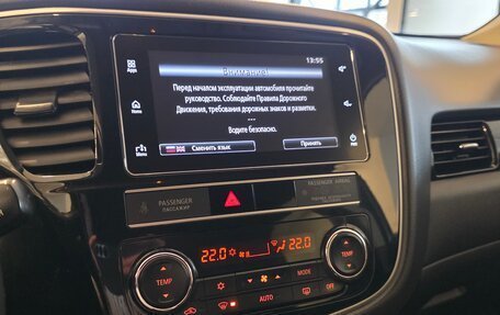 Mitsubishi Outlander III рестайлинг 3, 2019 год, 1 990 000 рублей, 13 фотография