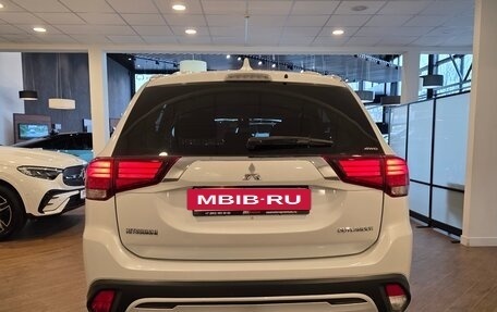 Mitsubishi Outlander III рестайлинг 3, 2019 год, 1 990 000 рублей, 3 фотография