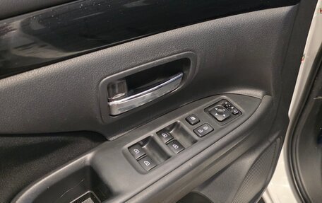 Mitsubishi Outlander III рестайлинг 3, 2019 год, 1 990 000 рублей, 19 фотография