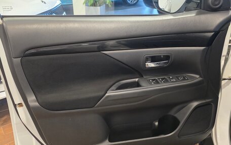 Mitsubishi Outlander III рестайлинг 3, 2019 год, 1 990 000 рублей, 18 фотография