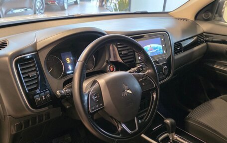 Mitsubishi Outlander III рестайлинг 3, 2019 год, 1 990 000 рублей, 16 фотография