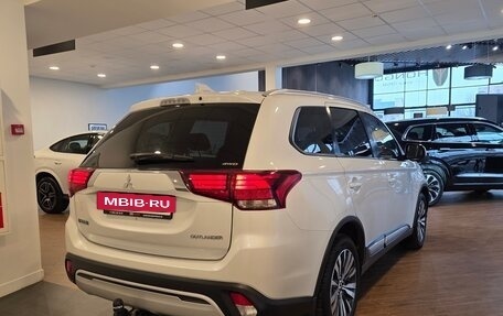 Mitsubishi Outlander III рестайлинг 3, 2019 год, 1 990 000 рублей, 4 фотография