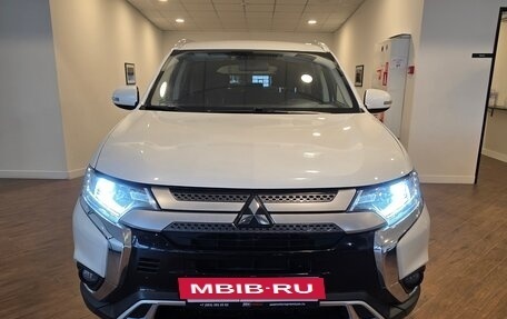 Mitsubishi Outlander III рестайлинг 3, 2019 год, 1 990 000 рублей, 6 фотография