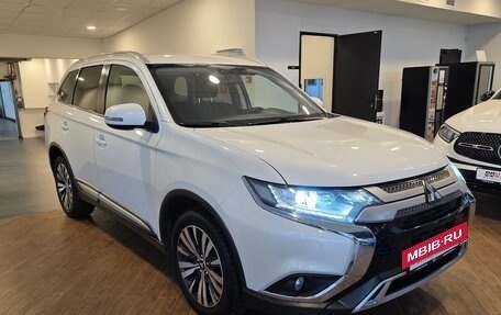 Mitsubishi Outlander III рестайлинг 3, 2019 год, 1 990 000 рублей, 5 фотография