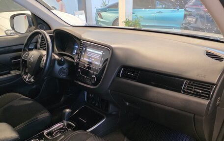 Mitsubishi Outlander III рестайлинг 3, 2019 год, 1 990 000 рублей, 26 фотография