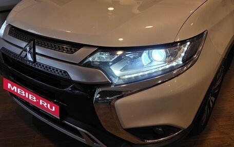 Mitsubishi Outlander III рестайлинг 3, 2019 год, 1 990 000 рублей, 7 фотография