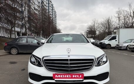 Mercedes-Benz E-Класс, 2019 год, 3 500 000 рублей, 6 фотография