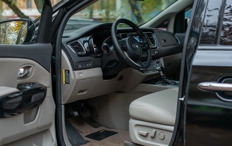 KIA Carnival III, 2017 год, 2 200 000 рублей, 5 фотография