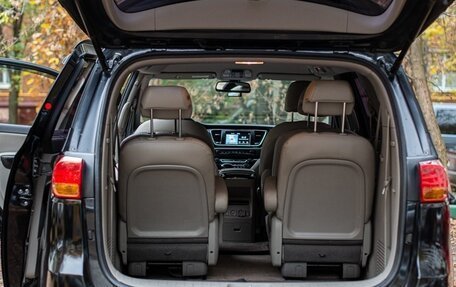 KIA Carnival III, 2017 год, 2 200 000 рублей, 10 фотография