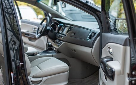 KIA Carnival III, 2017 год, 2 200 000 рублей, 14 фотография