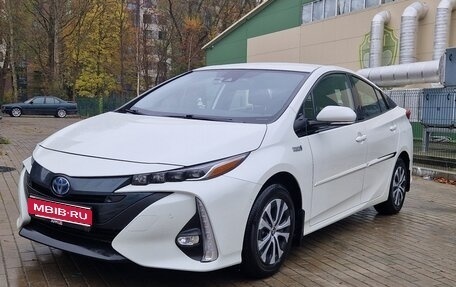 Toyota Prius IV XW50, 2020 год, 2 850 000 рублей, 1 фотография