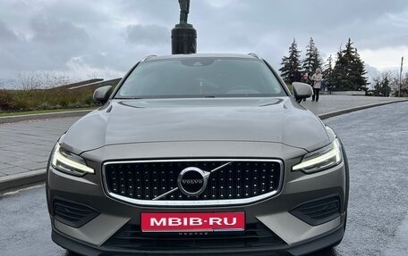 Volvo V60 Cross Country II, 2019 год, 3 900 000 рублей, 1 фотография