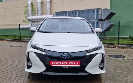 Toyota Prius IV XW50, 2020 год, 2 850 000 рублей, 2 фотография