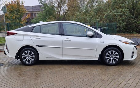 Toyota Prius IV XW50, 2020 год, 2 850 000 рублей, 4 фотография