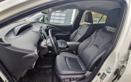 Toyota Prius IV XW50, 2020 год, 2 850 000 рублей, 10 фотография