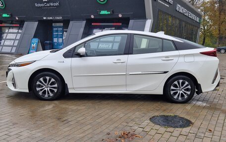 Toyota Prius IV XW50, 2020 год, 2 850 000 рублей, 8 фотография