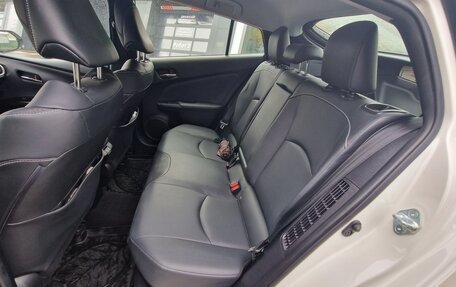 Toyota Prius IV XW50, 2020 год, 2 850 000 рублей, 13 фотография