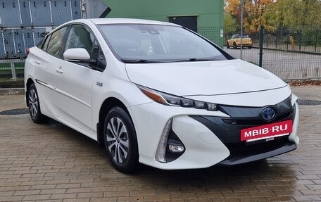 Toyota Prius IV XW50, 2020 год, 2 850 000 рублей, 3 фотография