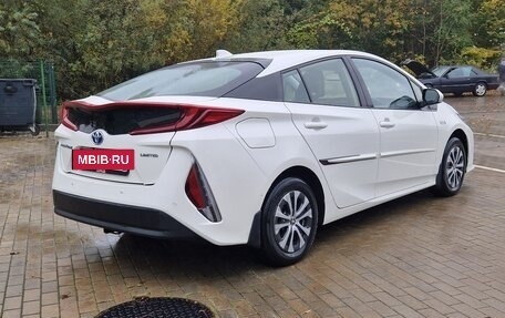 Toyota Prius IV XW50, 2020 год, 2 850 000 рублей, 5 фотография