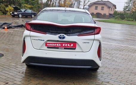 Toyota Prius IV XW50, 2020 год, 2 850 000 рублей, 6 фотография