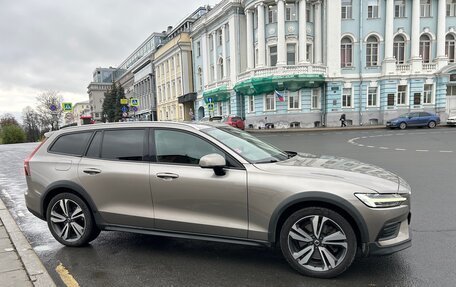Volvo V60 Cross Country II, 2019 год, 3 900 000 рублей, 3 фотография