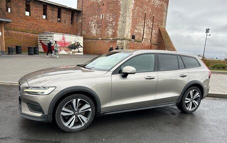 Volvo V60 Cross Country II, 2019 год, 3 900 000 рублей, 2 фотография