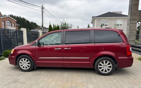 Chrysler Voyager IV, 2012 год, 2 400 000 рублей, 2 фотография