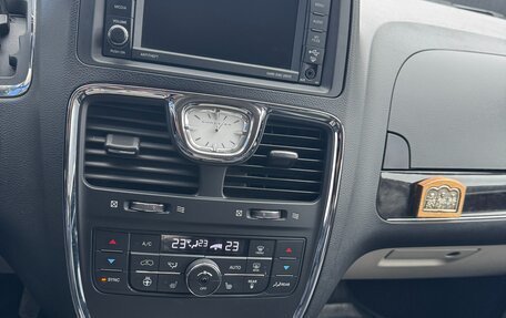 Chrysler Voyager IV, 2012 год, 2 400 000 рублей, 10 фотография