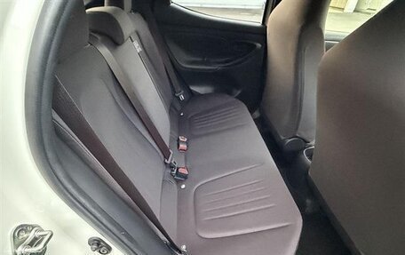 Toyota Yaris, 2022 год, 1 050 000 рублей, 9 фотография