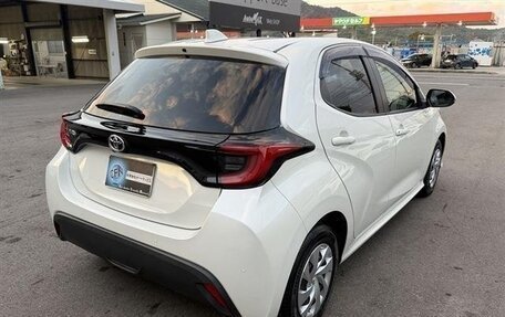 Toyota Yaris, 2022 год, 1 050 000 рублей, 6 фотография