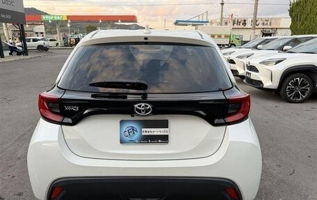 Toyota Yaris, 2022 год, 1 050 000 рублей, 5 фотография