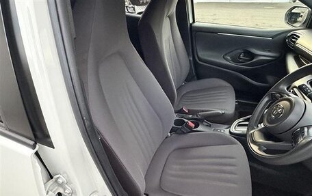 Toyota Yaris, 2022 год, 1 050 000 рублей, 10 фотография