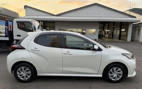 Toyota Yaris, 2022 год, 1 050 000 рублей, 7 фотография