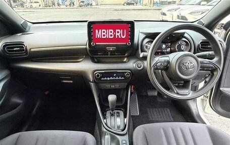 Toyota Yaris, 2022 год, 1 050 000 рублей, 14 фотография