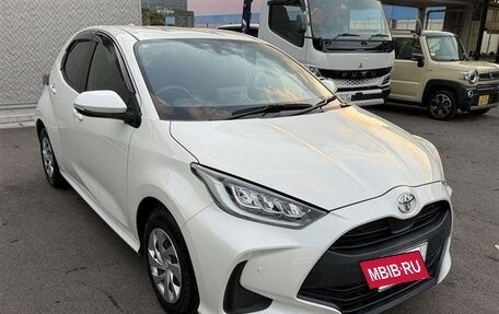 Toyota Yaris, 2022 год, 1 050 000 рублей, 2 фотография