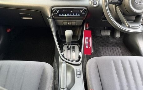 Toyota Yaris, 2022 год, 1 050 000 рублей, 13 фотография