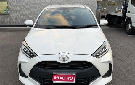 Toyota Yaris, 2022 год, 1 050 000 рублей, 3 фотография