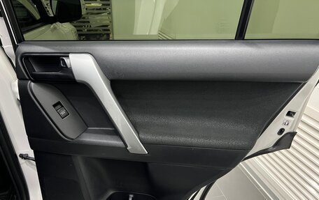 Toyota Land Cruiser Prado 150 рестайлинг 2, 2019 год, 4 500 000 рублей, 29 фотография