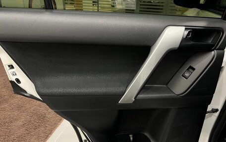 Toyota Land Cruiser Prado 150 рестайлинг 2, 2019 год, 4 500 000 рублей, 28 фотография