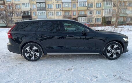 Volvo V60 Cross Country II, 2020 год, 3 990 000 рублей, 4 фотография