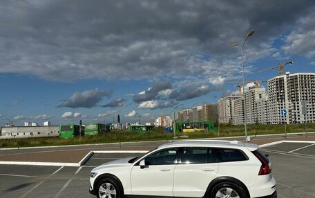 Volvo V60 Cross Country II, 2019 год, 3 450 000 рублей, 3 фотография