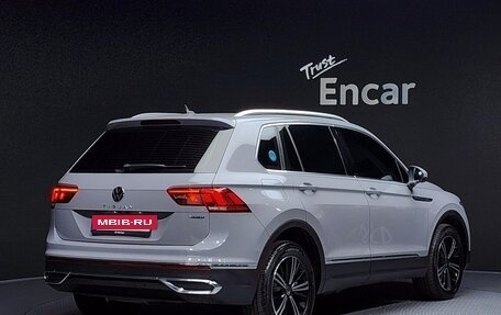 Volkswagen Tiguan II, 2021 год, 3 166 000 рублей, 2 фотография