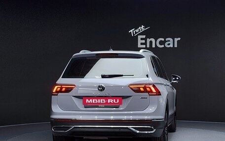 Volkswagen Tiguan II, 2021 год, 3 166 000 рублей, 4 фотография