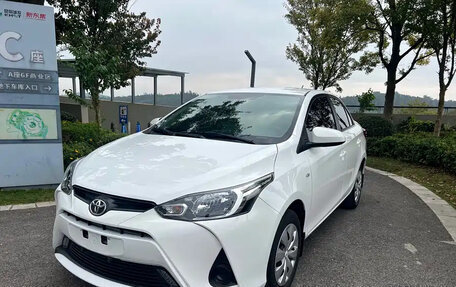 Toyota Yaris XP150 рестайлинг, 2022 год, 1 000 777 рублей, 1 фотография