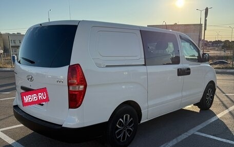 Hyundai H-1 II рестайлинг, 2011 год, 1 800 000 рублей, 4 фотография