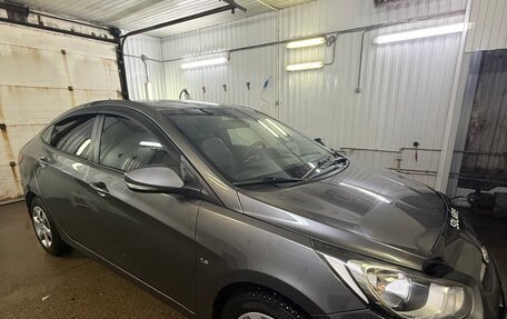 Hyundai Solaris II рестайлинг, 2011 год, 1 000 000 рублей, 12 фотография