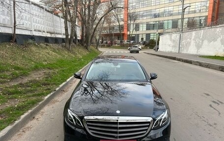 Mercedes-Benz E-Класс, 2019 год, 1 800 000 рублей, 1 фотография