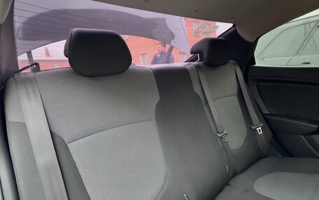 Hyundai Solaris II рестайлинг, 2011 год, 650 000 рублей, 18 фотография