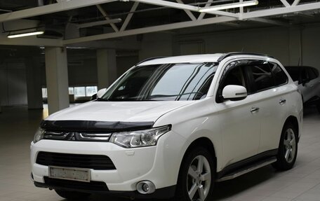 Mitsubishi Outlander III рестайлинг 3, 2013 год, 1 290 000 рублей, 3 фотография
